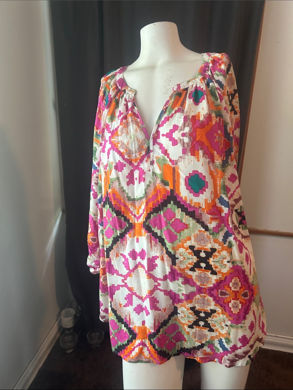 Christian Siriano Tunic Top in White with Pink & Orange Geo Print